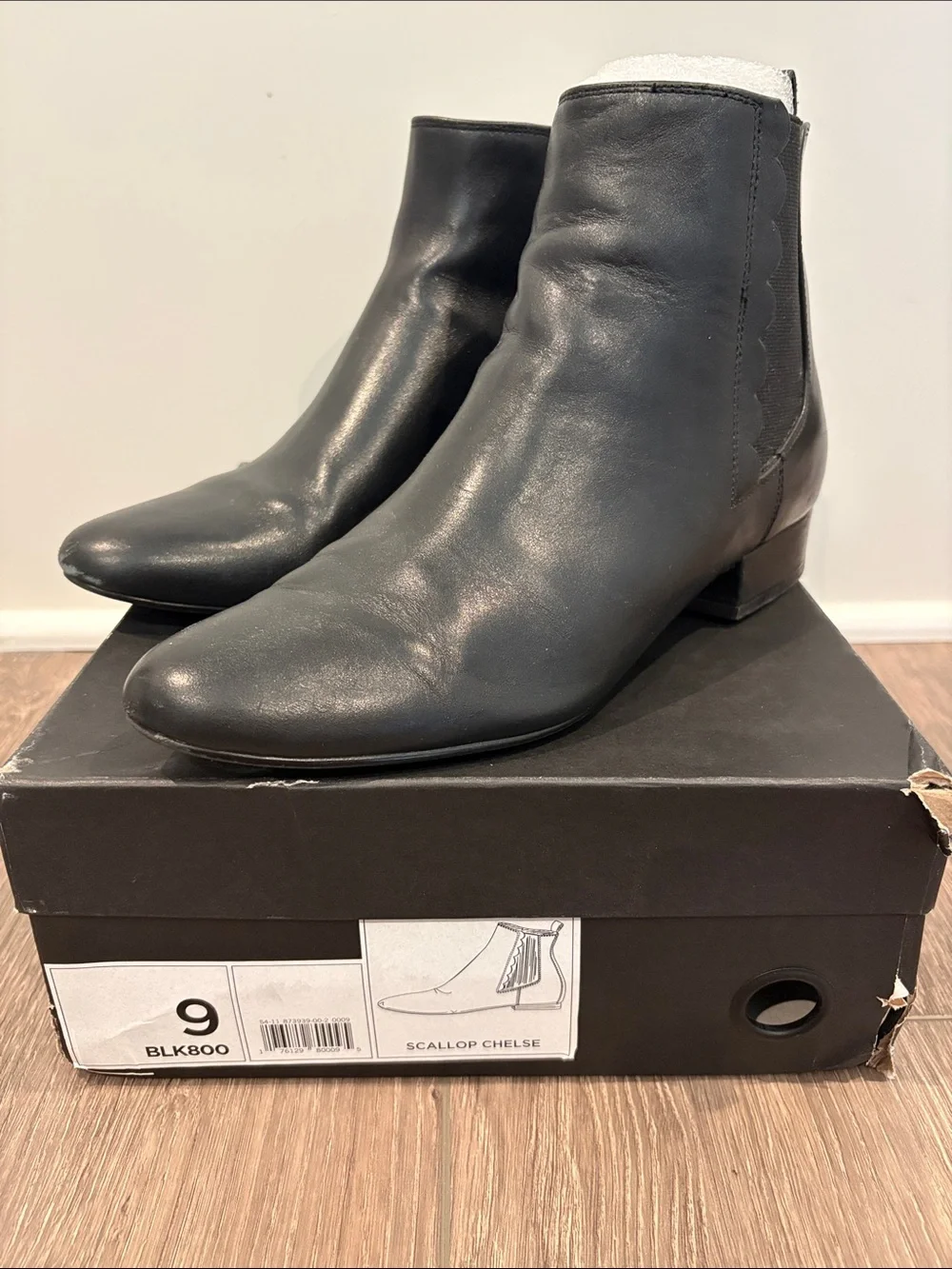 Banana Republic Black Scalloped Leather Chelsea Ankle Boots